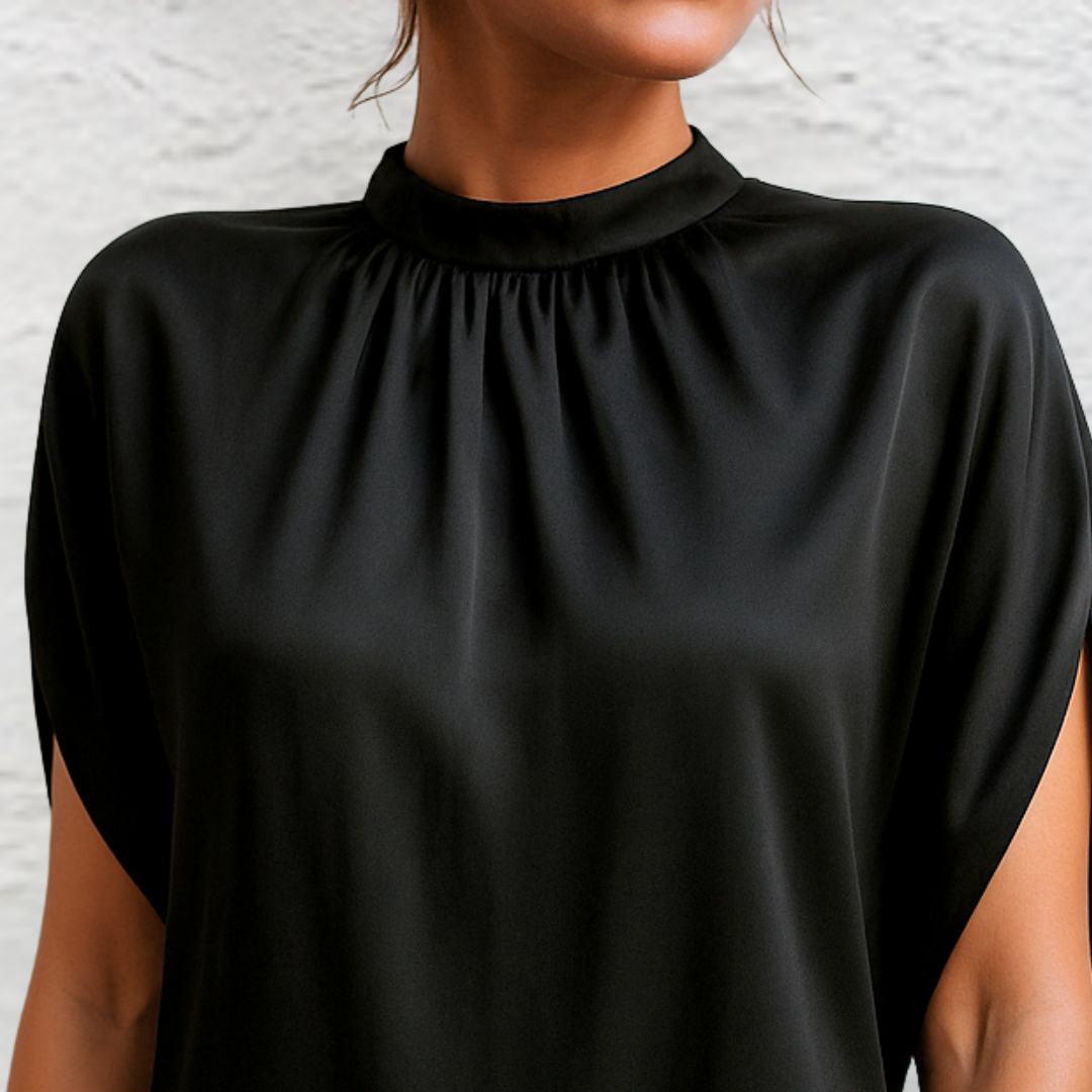 Trudy | Vestido Corto Satinado Negro Con Manga Murciélago Mijn winkel