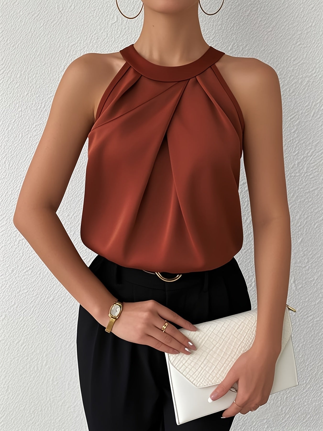 Miranda | Ärmlös blus i satin med halterneck och eleganta veck