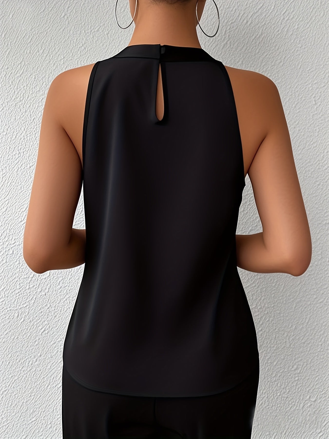 Miranda | Ärmlös blus i satin med halterneck och eleganta veck