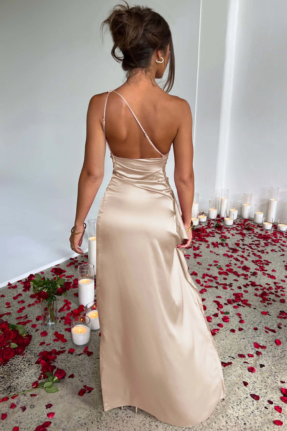 Loralei | Vestido Satinado Con Escote Asimétrico Karol Firenze