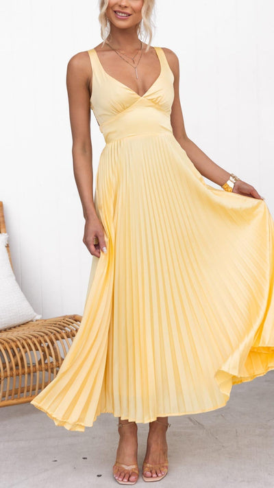 Carla | Vestido Maxi Amarillo Con Escote En Pico Plisado Karol Firenze