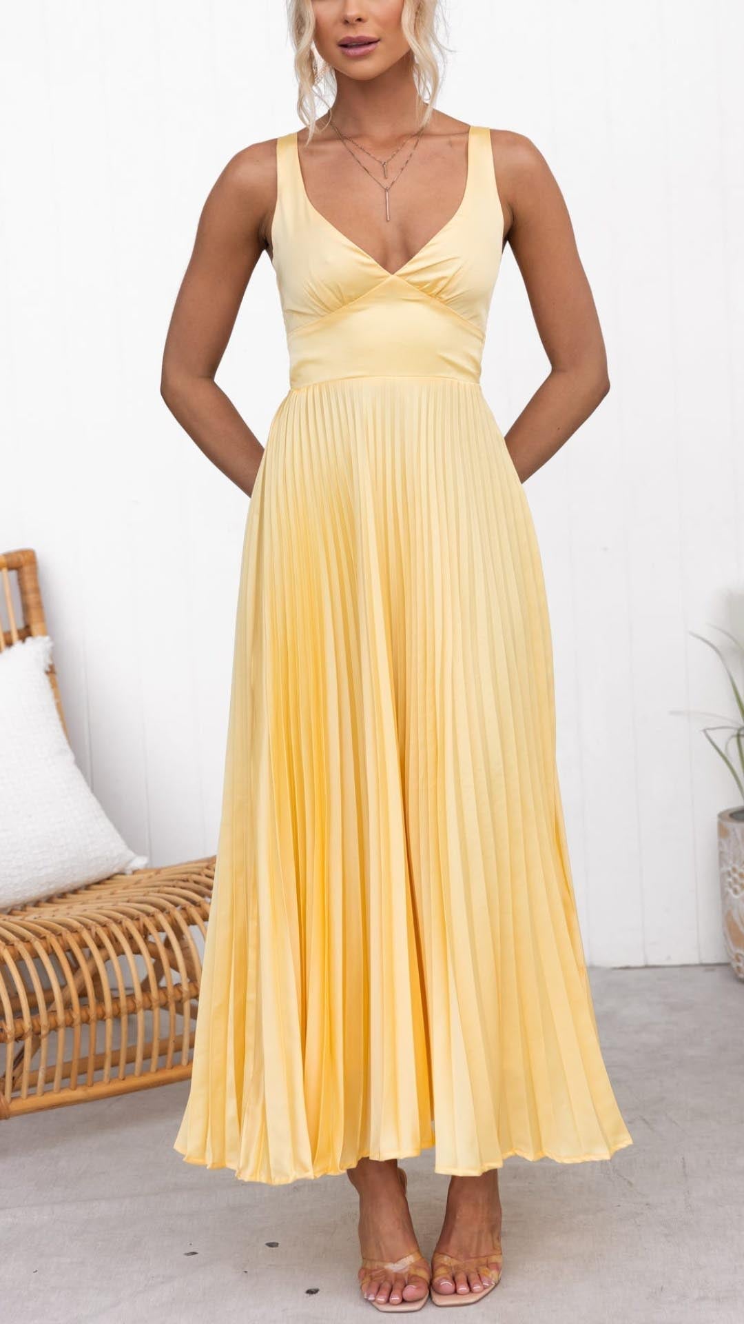 Carla | Vestido Maxi Amarillo Con Escote En Pico Plisado Karol Firenze