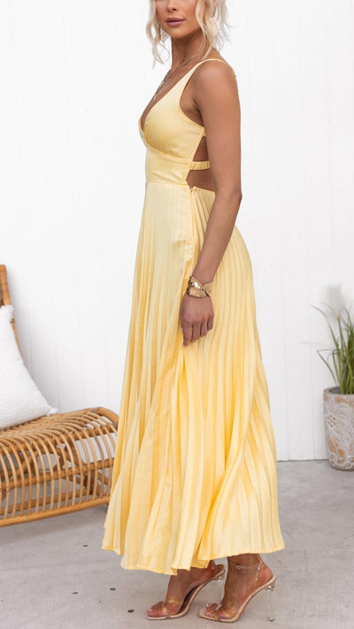Carla | Vestido Maxi Amarillo Con Escote En Pico Plisado Karol Firenze