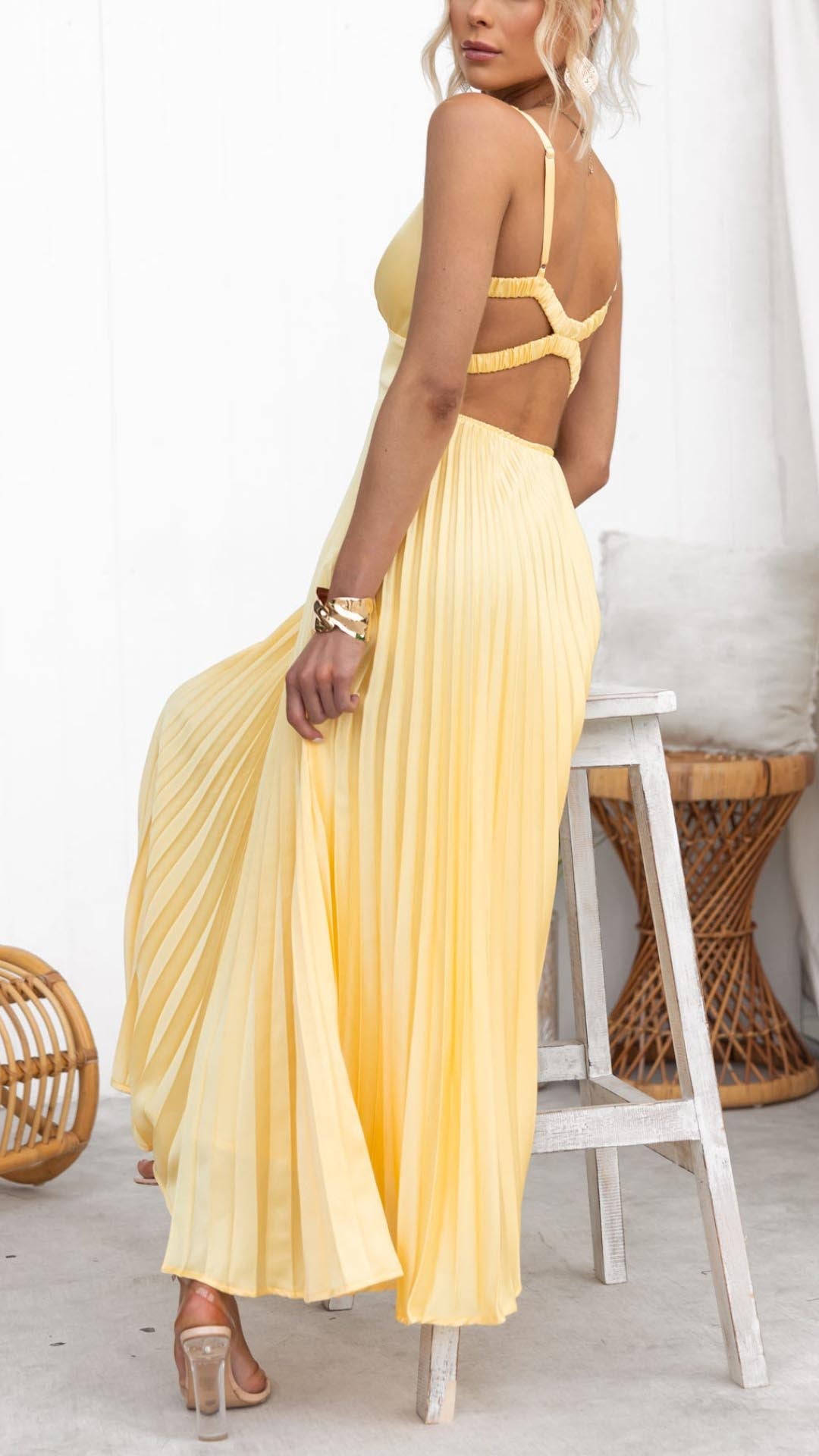 Carla | Vestido Maxi Amarillo Con Escote En Pico Plisado Karol Firenze