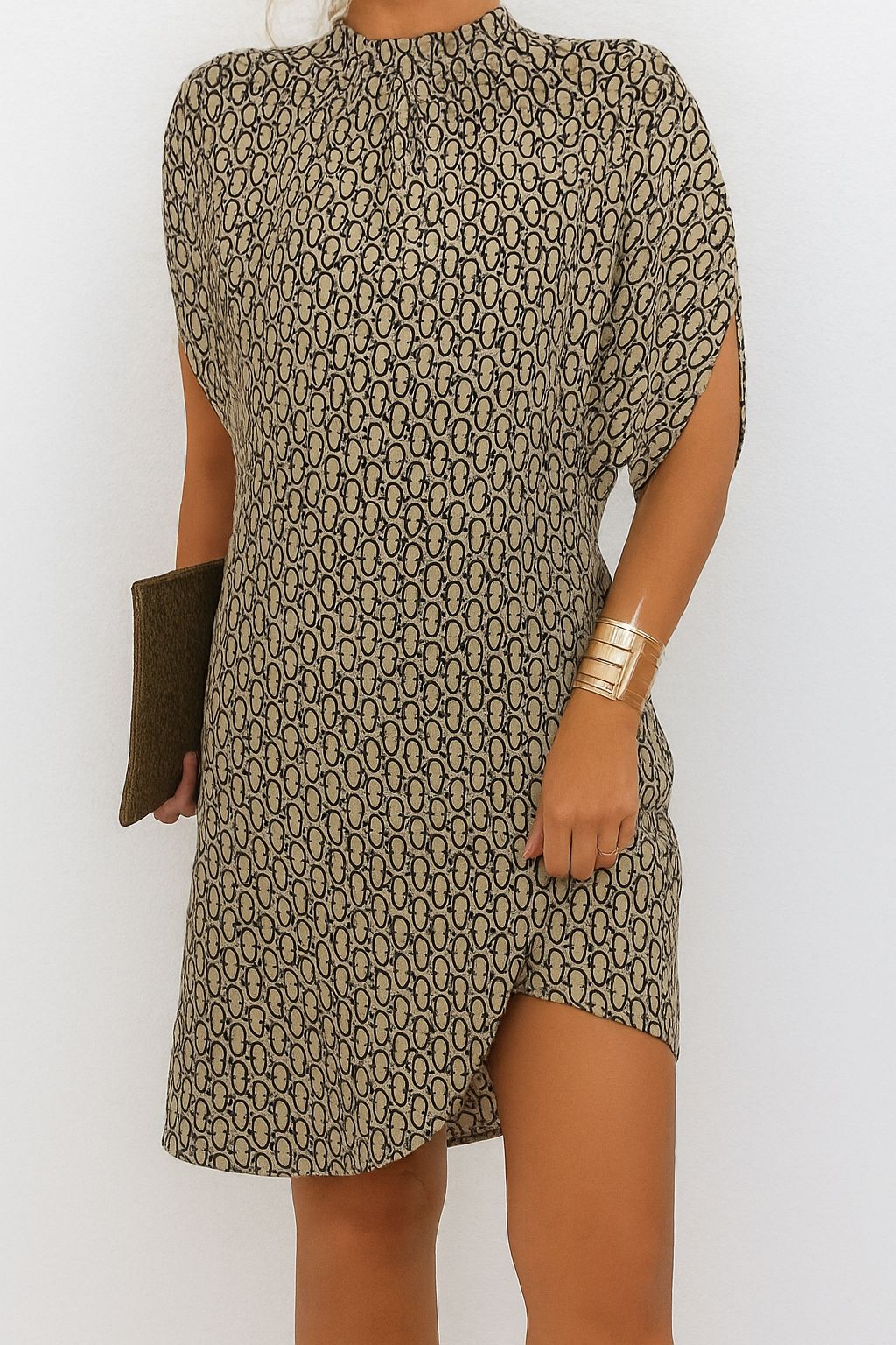 Trudy | Vestido Corto Satinado Negro Con Manga Murciélago Mijn winkel