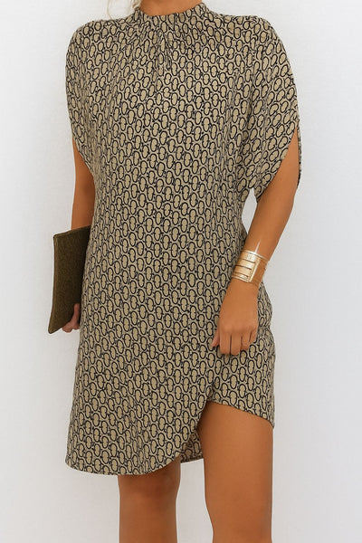 Trudy | Vestido Corto Satinado Negro Con Manga Murciélago Mijn winkel