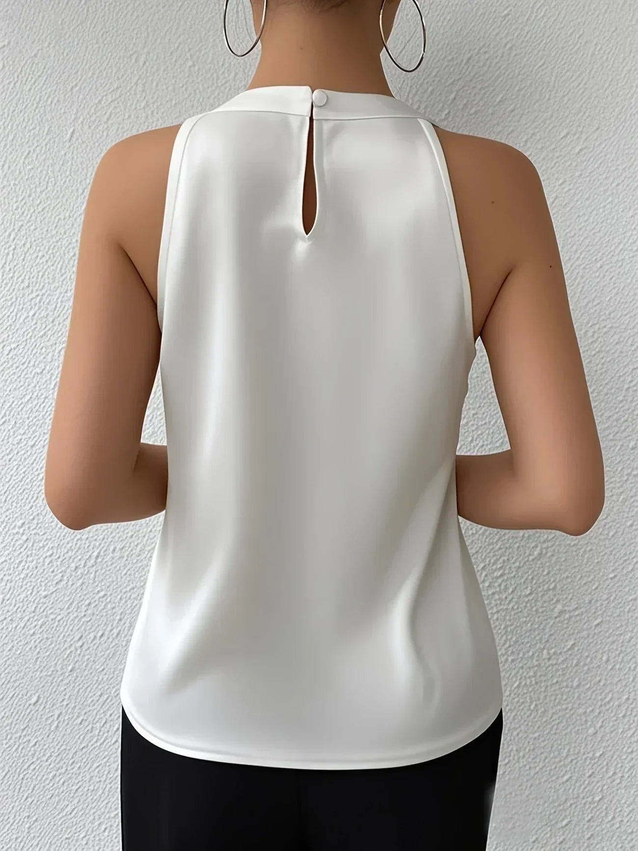 Miranda | Ärmlös blus i satin med halterneck och eleganta veck