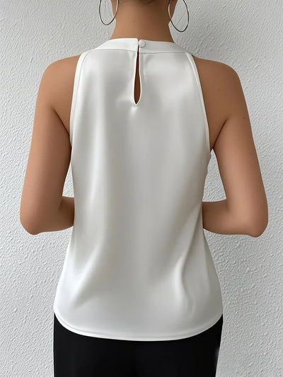 Miranda | Ärmlös blus i satin med halterneck och eleganta veck