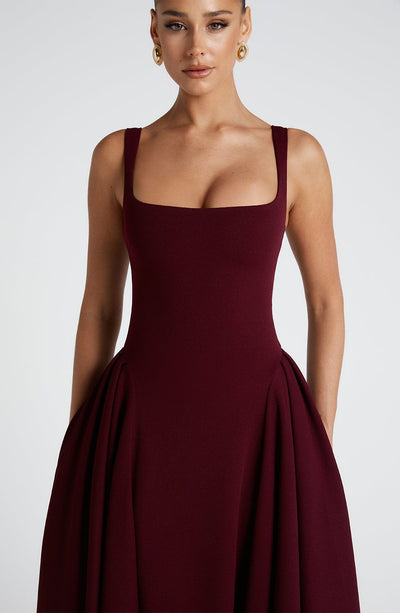 Marivelle | Vestido Midi De Cereza Con Paneles Plisados Karol Firenze