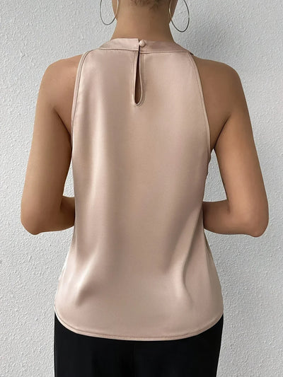 Miranda | Ärmlös blus i satin med halterneck och eleganta veck
