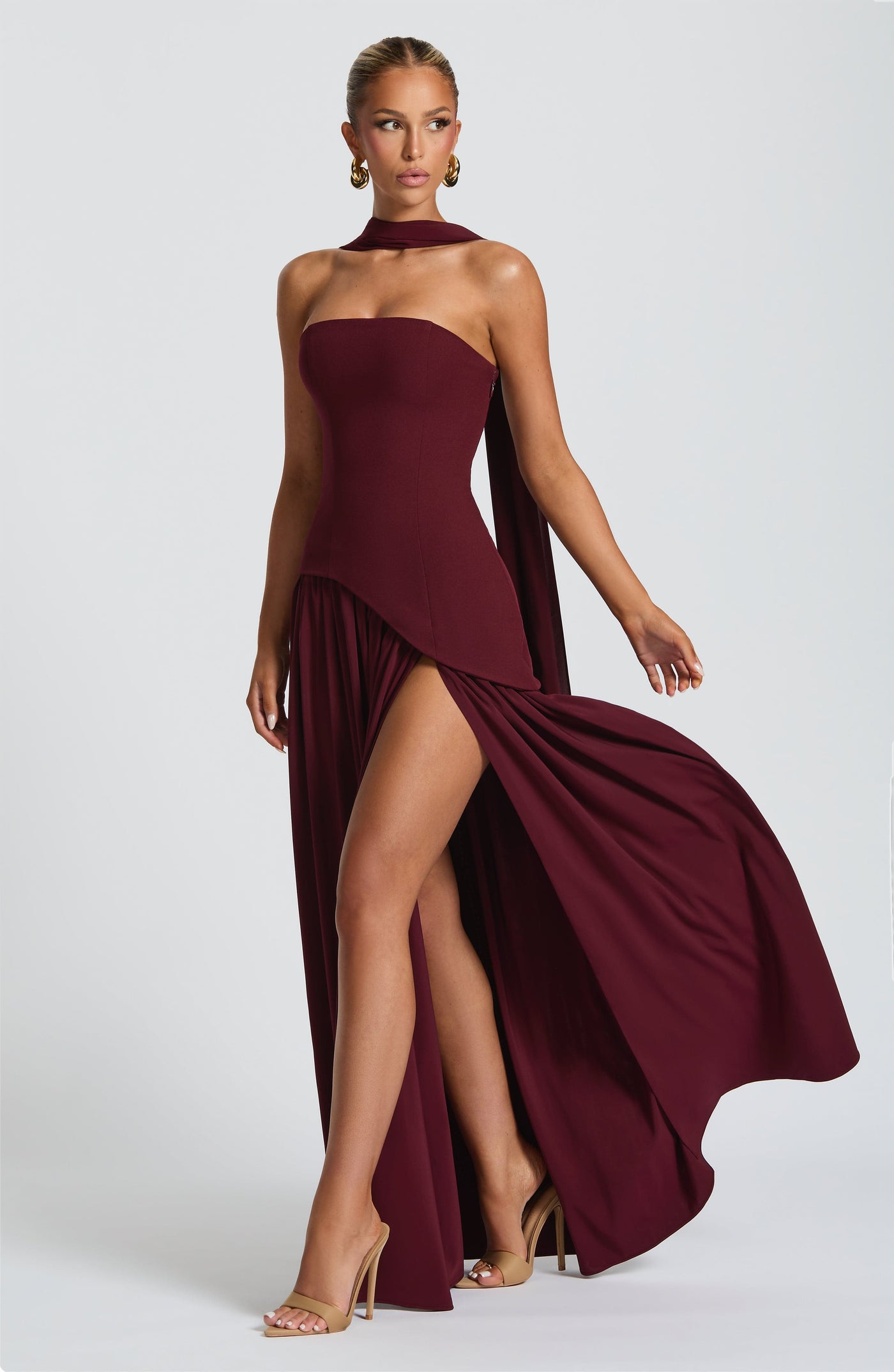 Samira | Vestido Maxi Burdeos Sin Tirantes Con Abertura Karol Firenze