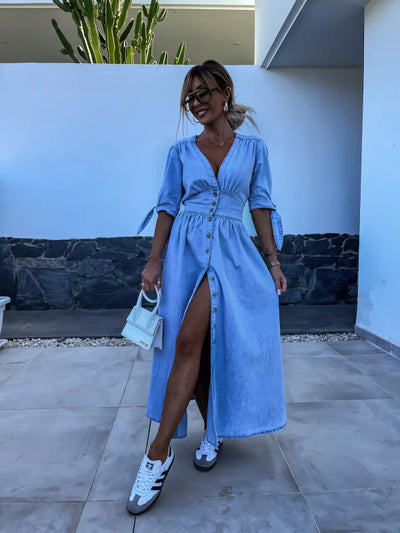 Mia Klänning | Svart denim midiklänning med knappar och elegant halsringning