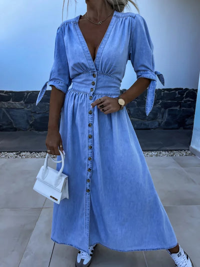 Mia Klänning | Svart denim midiklänning med knappar och elegant halsringning