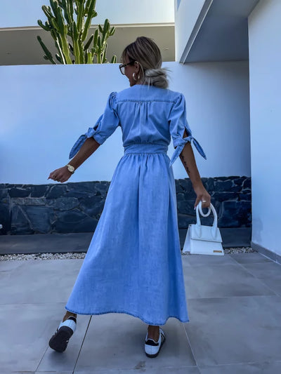 Mia Klänning | Svart denim midiklänning med knappar och elegant halsringning