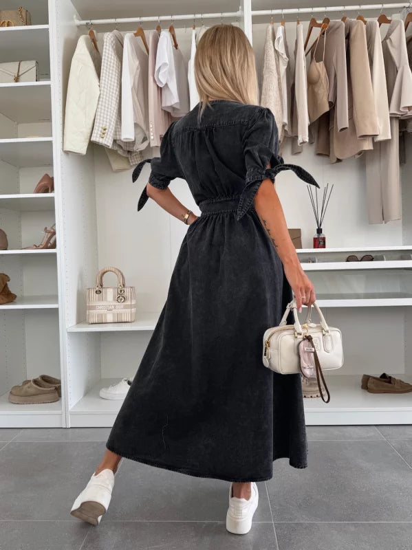Mia Klänning | Svart denim midiklänning med knappar och elegant halsringning