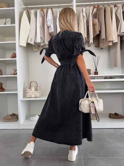 Mia Klänning | Svart denim midiklänning med knappar och elegant halsringning