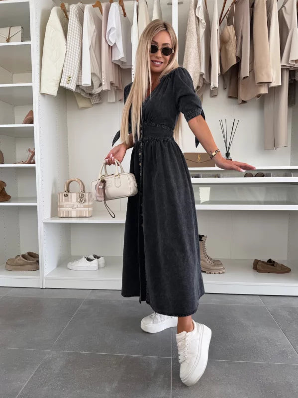 Mia Klänning | Svart denim midiklänning med knappar och elegant halsringning