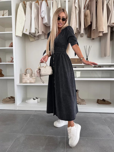 Mia Klänning | Svart denim midiklänning med knappar och elegant halsringning
