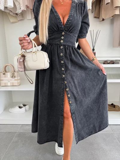 Mia Klänning | Svart denim midiklänning med knappar och elegant halsringning