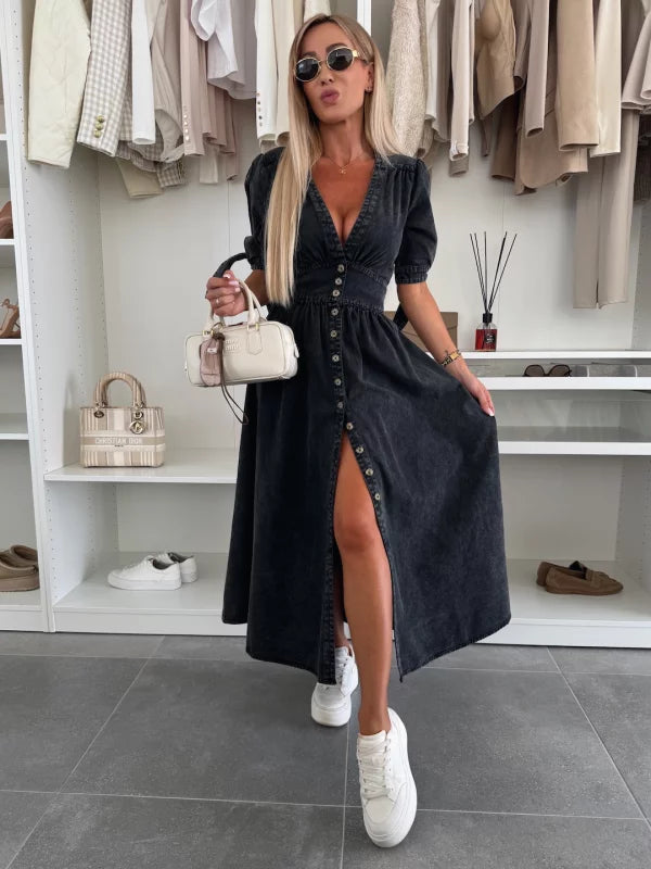 Mia Klänning | Svart denim midiklänning med knappar och elegant halsringning