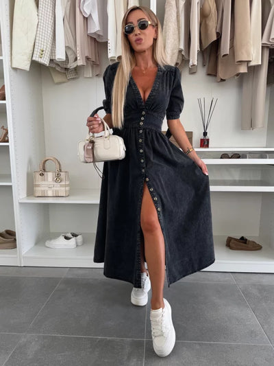 Mia Klänning | Svart denim midiklänning med knappar och elegant halsringning