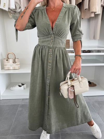 Mia Klänning | Svart denim midiklänning med knappar och elegant halsringning