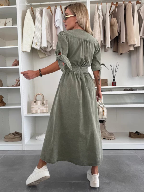 Mia Klänning | Svart denim midiklänning med knappar och elegant halsringning