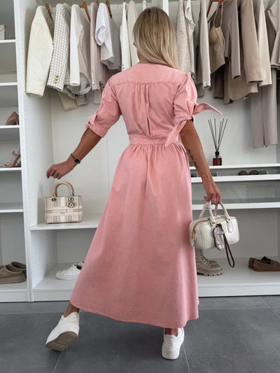 Mia Klänning | Svart denim midiklänning med knappar och elegant halsringning