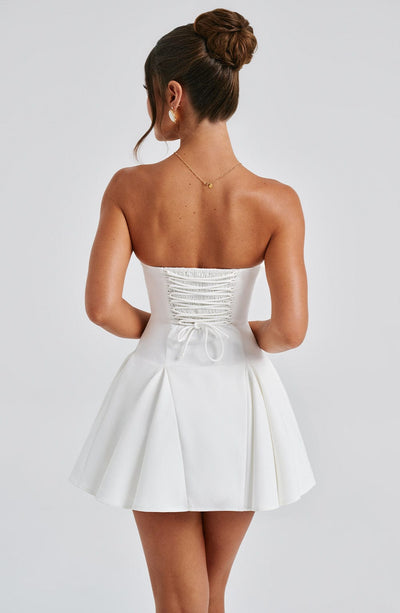 Nora | Vestido Valentina – Elegancia Blanca Con Un Toque De Romanticismo Karol Firenze